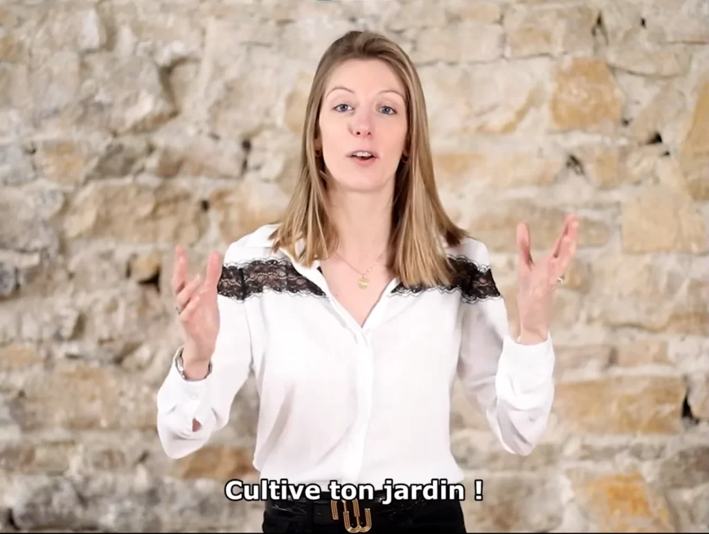 Chronique vidéo de philosophie avec Laura Lange sur fond en pierre