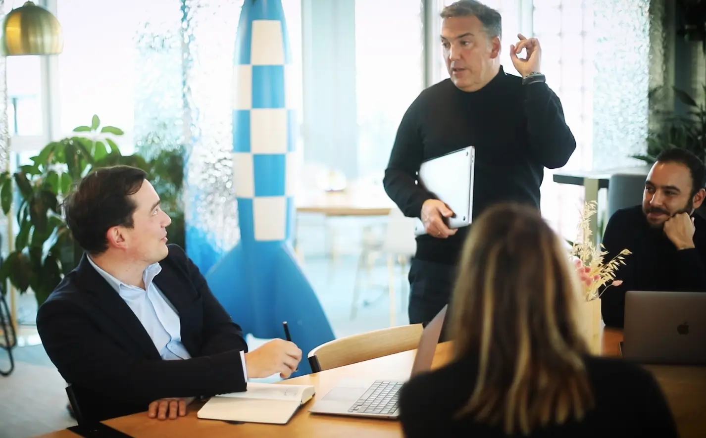 Photo corporate réunion travail au bureau collègue patron startup entreprise Paris Lyon