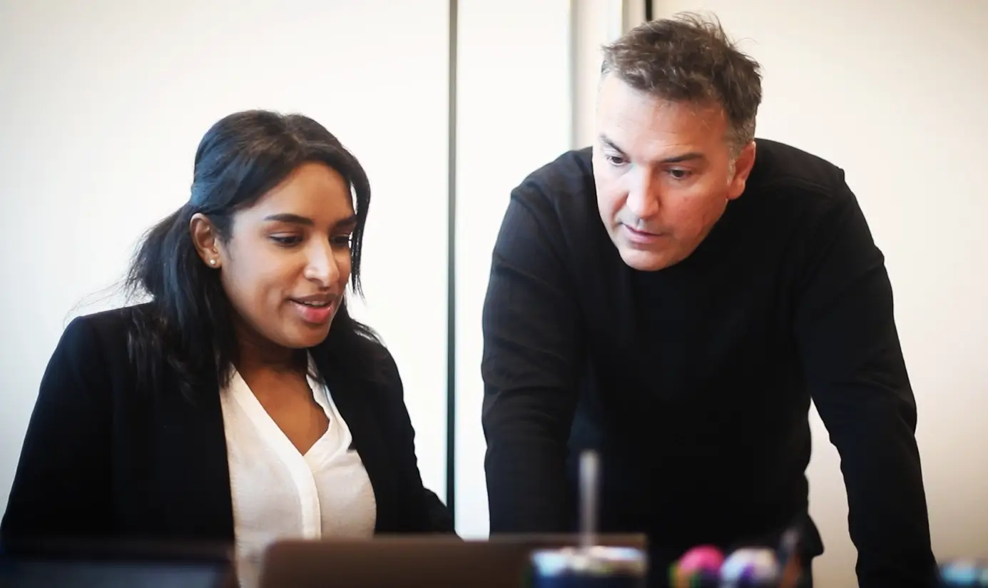 Photo corporate relation employé patron travail au bureau startup entreprise Paris Lyon