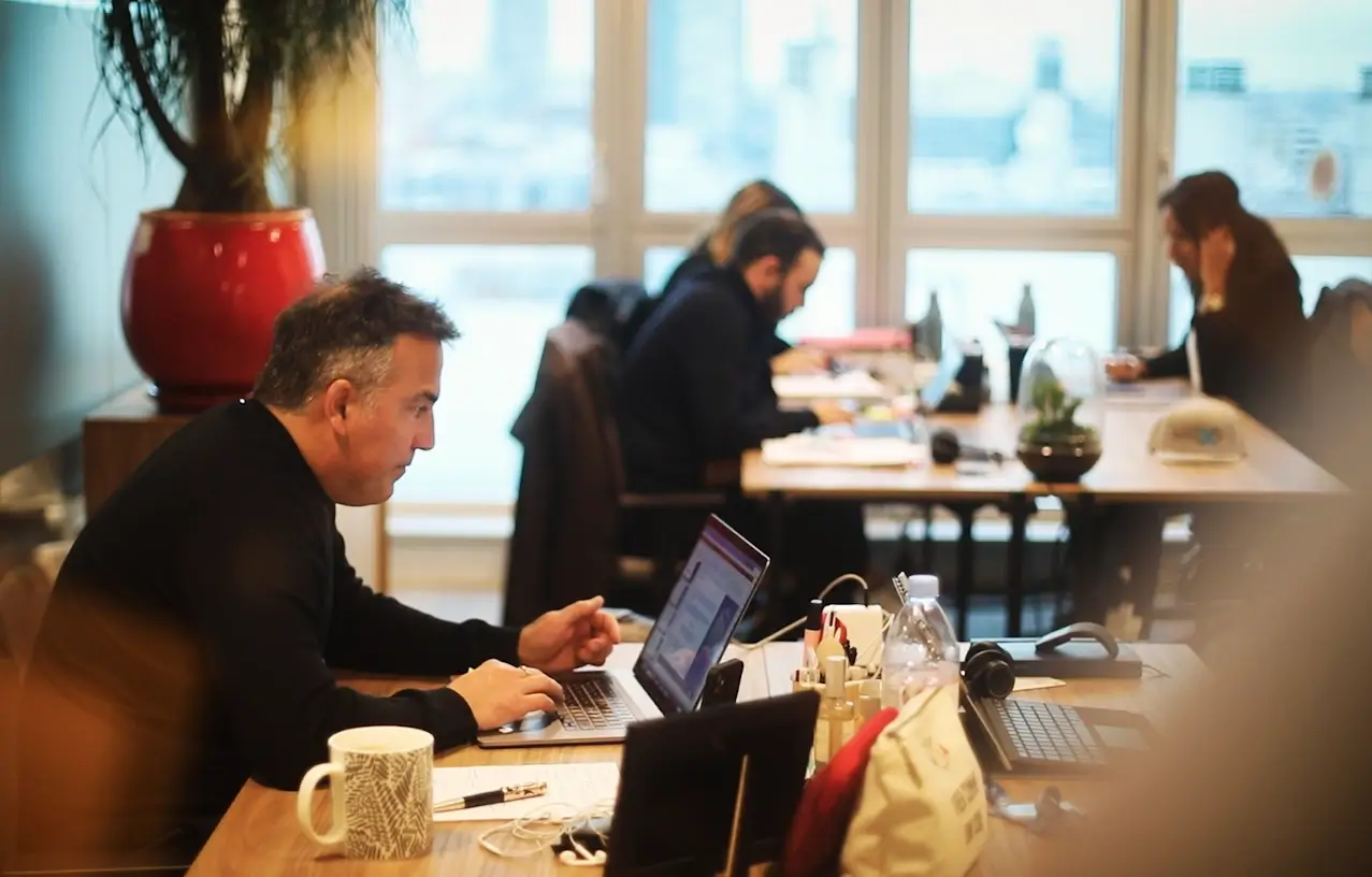 Photo d'entreprise d'analyse travail au bureau startup entreprise Paris Lyon