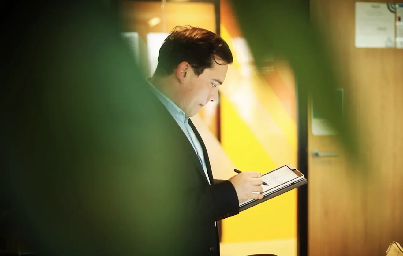 Photo corporate travail au bureau startup analyse des chiffres entreprise Paris Lyon