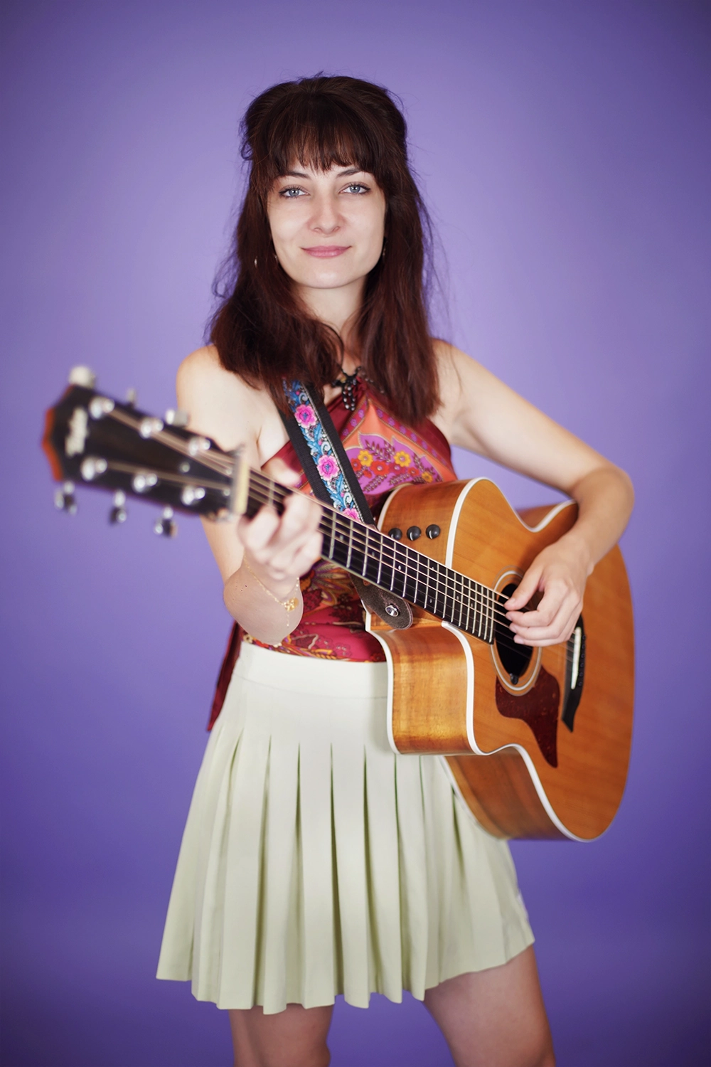 Portrait Karoline and the Free Folks Portrait de la musicienne de "Karoline and the Free Folks" avec sa guitare en studio.