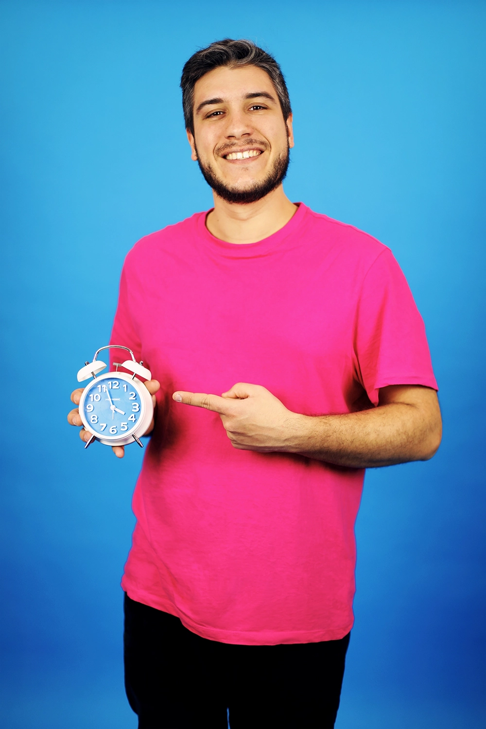 Homme souriant avec une horloge sur fond bleu.