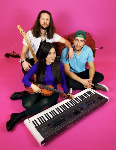 Musiciens avec instruments sur fond rose.