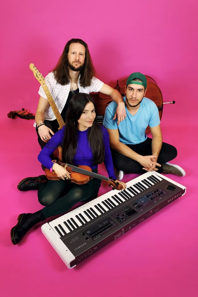 Musiciens avec instruments sur fond rose.
