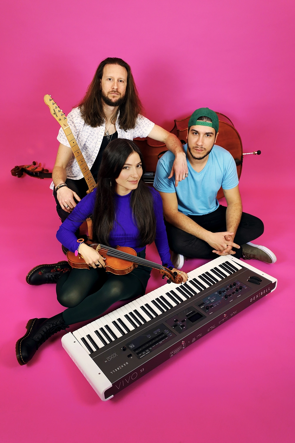 Musiciens avec instruments sur fond rose.