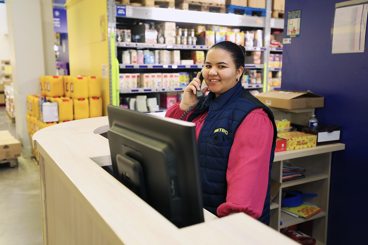 Alternante METRO en réception d'appel au service client.