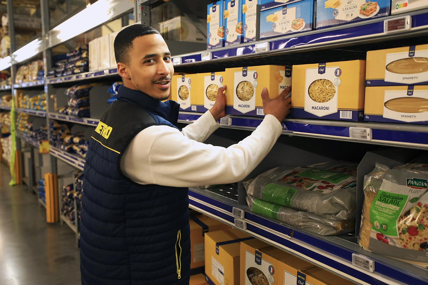 Alternant METRO replaçant des boîtes de pâtes en rayon sec.