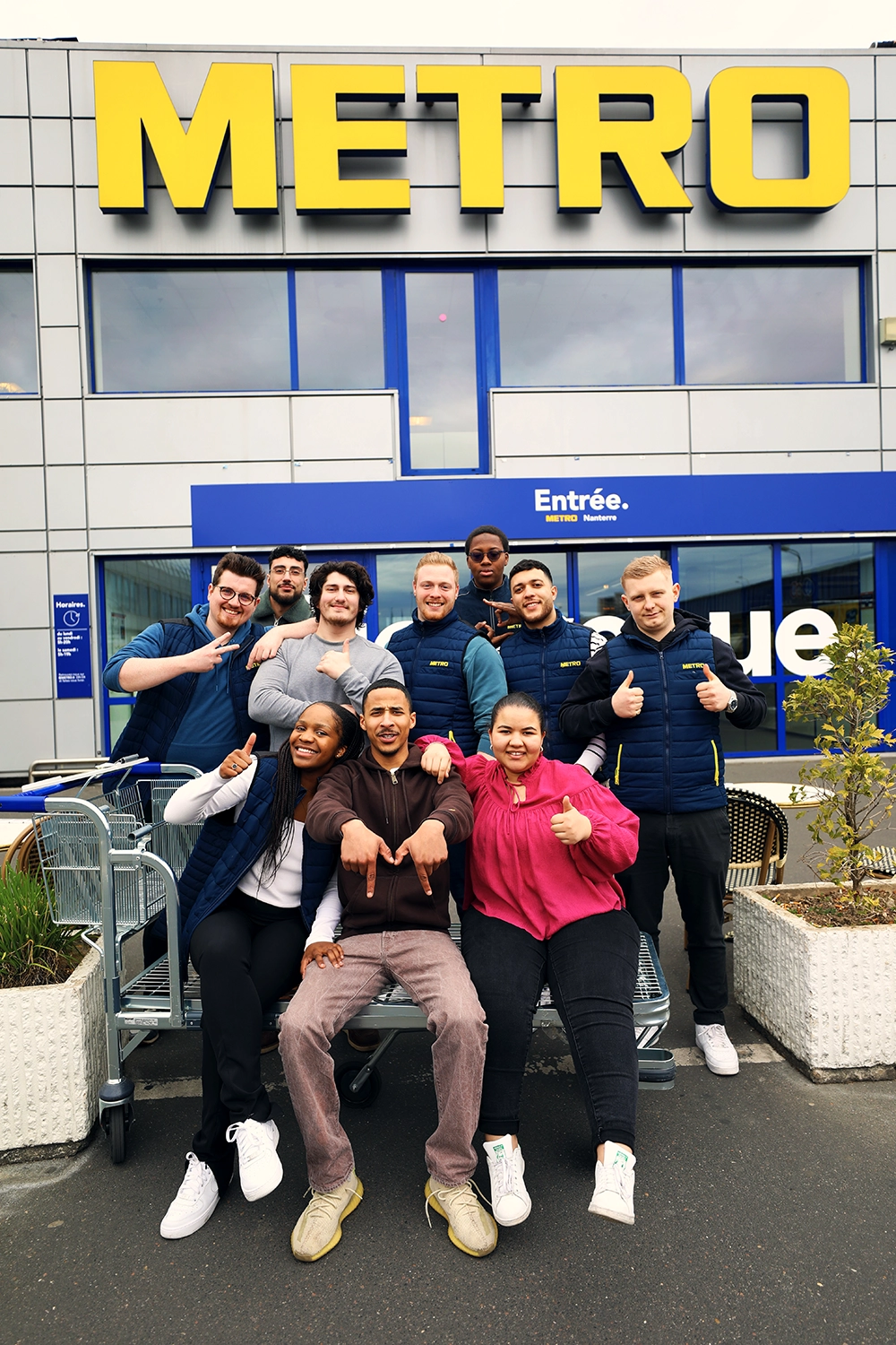 Photo promotionnelle du centre de formation en alternance CFA METRO, mettant en avant une équipe dynamique devant le magasin METRO.