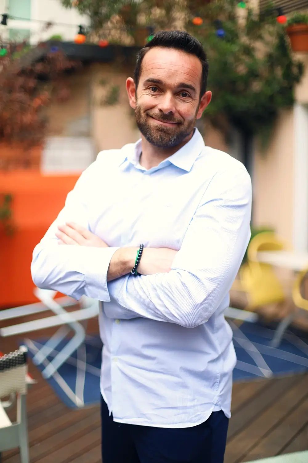 Portrait d’un membre de la CFE-CGC Manpower, capturé en extérieur pour un profil LinkedIn par Les FasCinés Production.