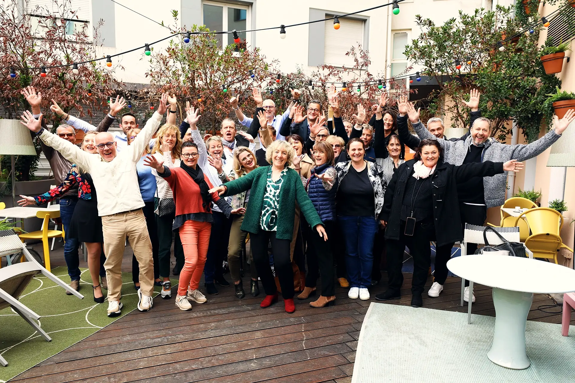 Photo de groupe animée des membres de la CFE-CGC de Manpower lors d'un séminaire à Lyon, capturée par Les FasCinés Production.