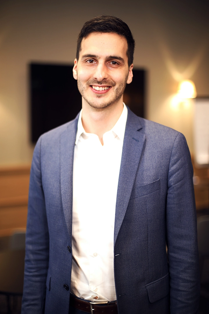 Portrait Corporate lors d'un workshop sur Lyon Portrait sérieux d'un professionnel participant à un workshop d'entreprises bancaires à Lyon, dans un cadre dynamique.