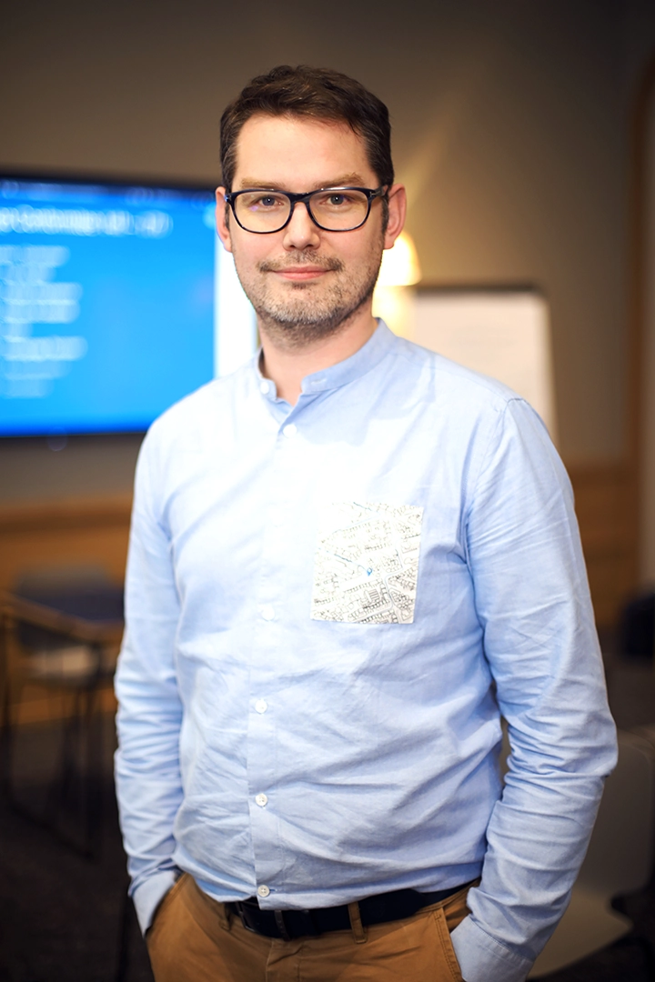Portrait d'un participant lors d'un workshop d'entreprises bancaires à Lyon, reflétant un cadre professionnel et dynamique.