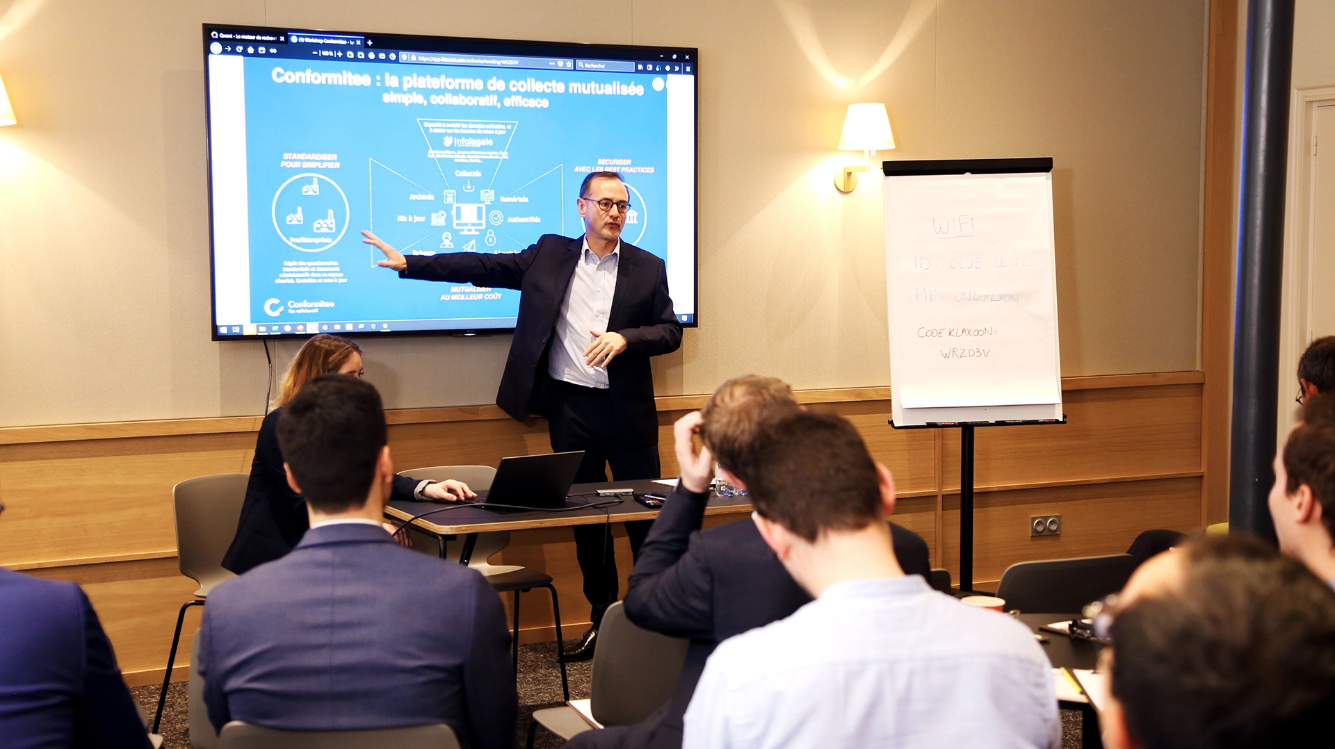 Conférencier expliquant une plateforme collaborative lors d'un workshop d'entreprises à Lyon