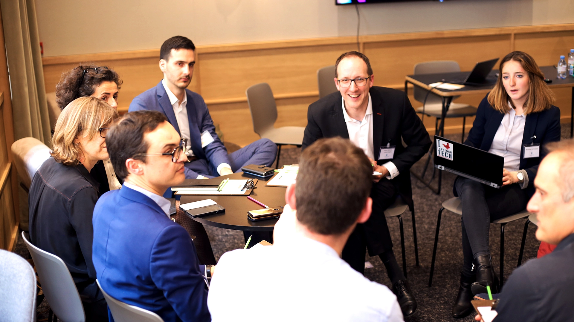 Participants concentrés lors d'une séance de discussion en petit groupe durant un workshop professionnel à Lyon