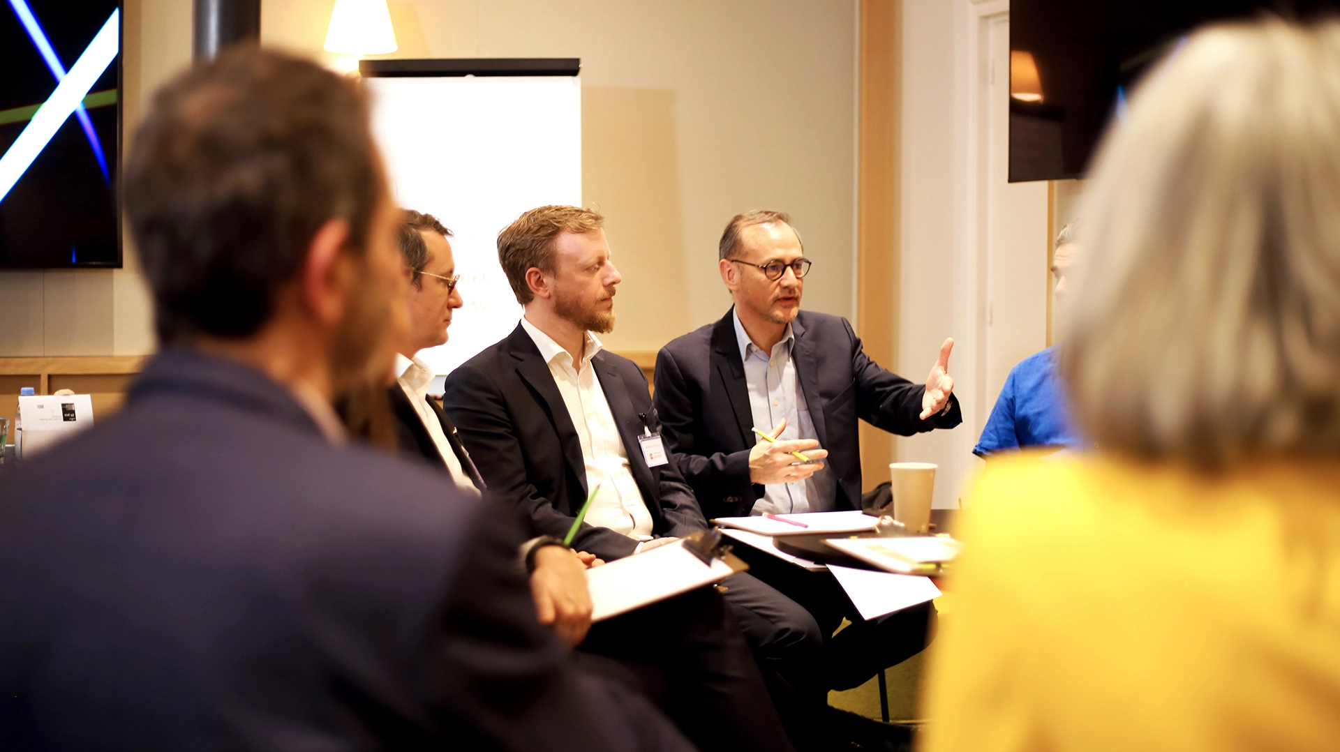 Table ronde d'experts discutant des pratiques collaboratives dans un workshop à Lyon