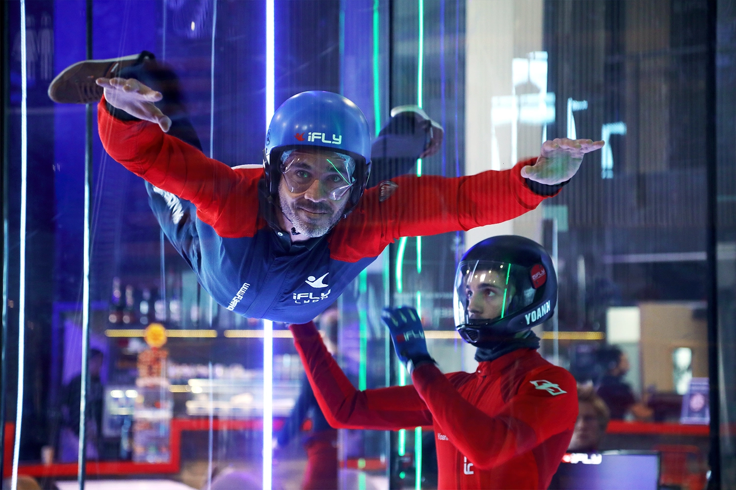 Photo d'un participant volant en soufflerie lors d'un événement organisé par M81 et ses partenaires à l'iFly de Lyon.