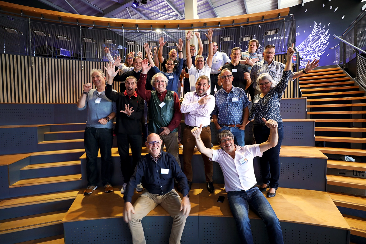 Photo de groupe joyeuse des participants à l'événement iFLY.