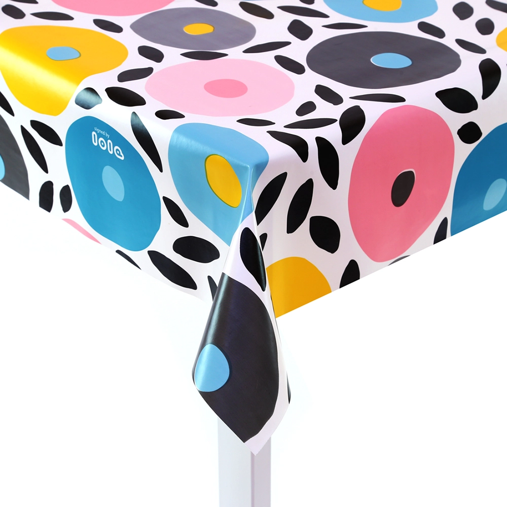 Nappe colorée à motifs graphiques, prise en studio pour Mondial Tissu.