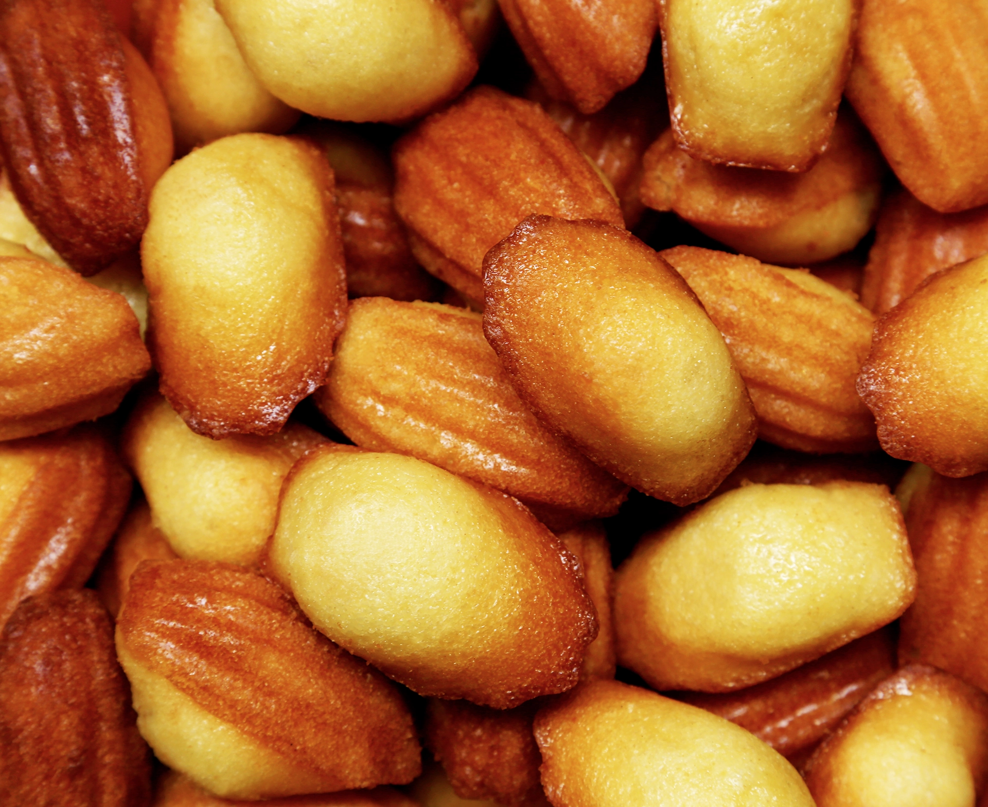 Gros plan sur des mini-madeleines dorées de St Michel, capturées en studio pour une promotion de produits alimentaires.