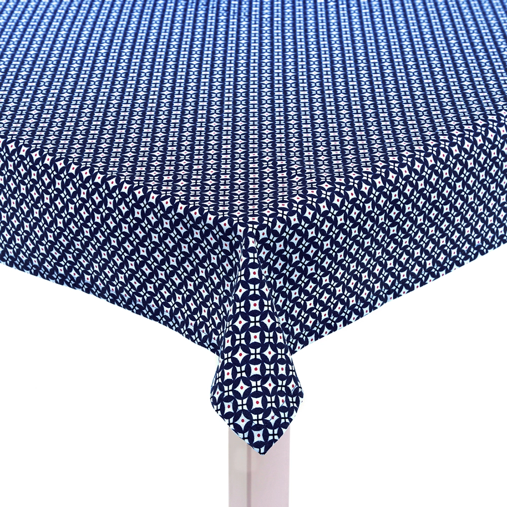 Nappe bleu marine avec motifs géométriques en studio pour Mondial Tissu.