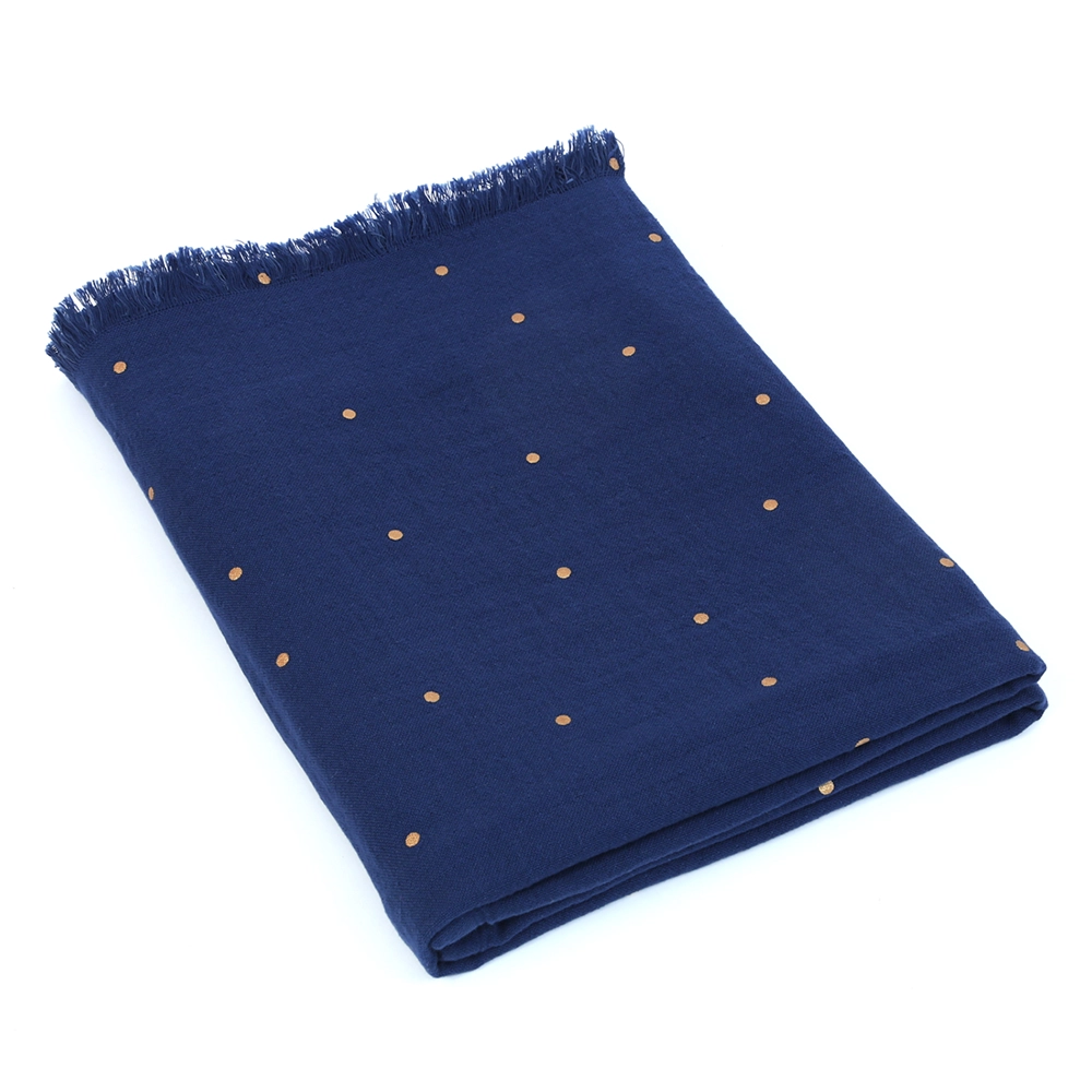 Tissu bleu marine avec des pois dorés, photographie studio pour Mondial Tissu.