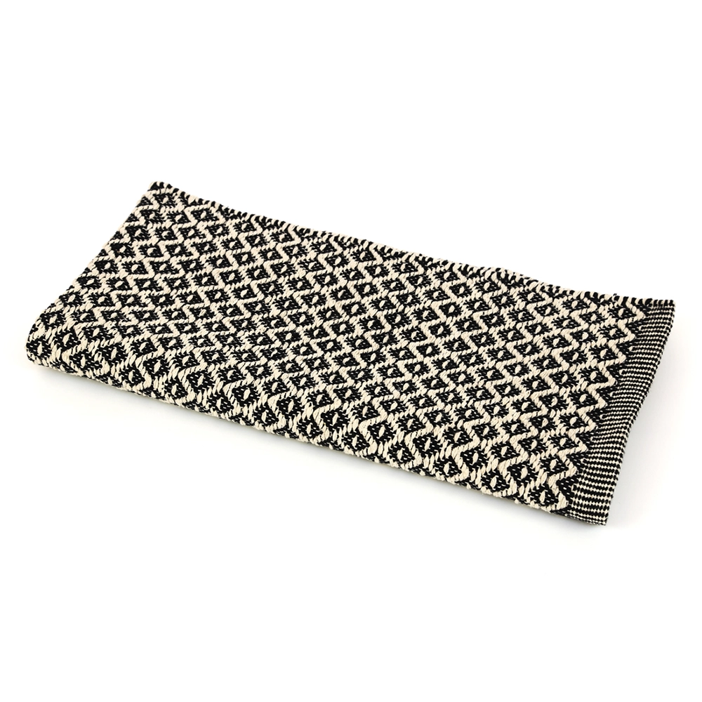 Tapis noir et blanc texturé, produit photographié pour Mondial Tissu.