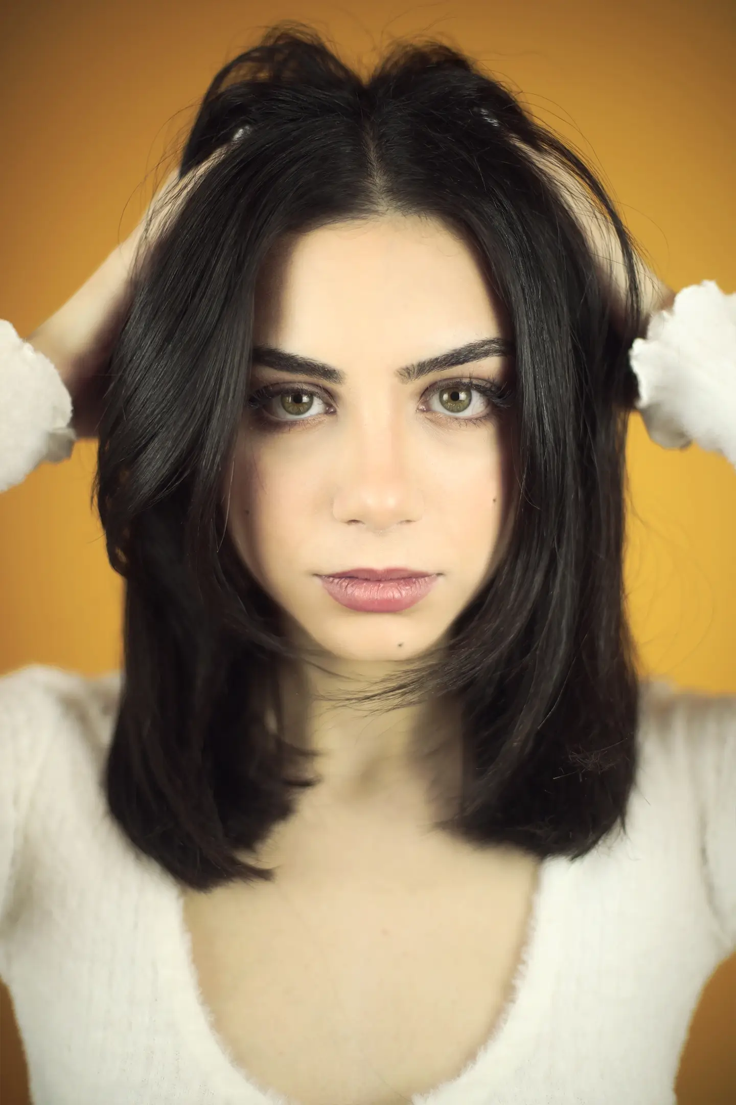 Photo portrait studio jolie jeune fille brune yeux vert cheveux brun pull blanc fond jaune lyon