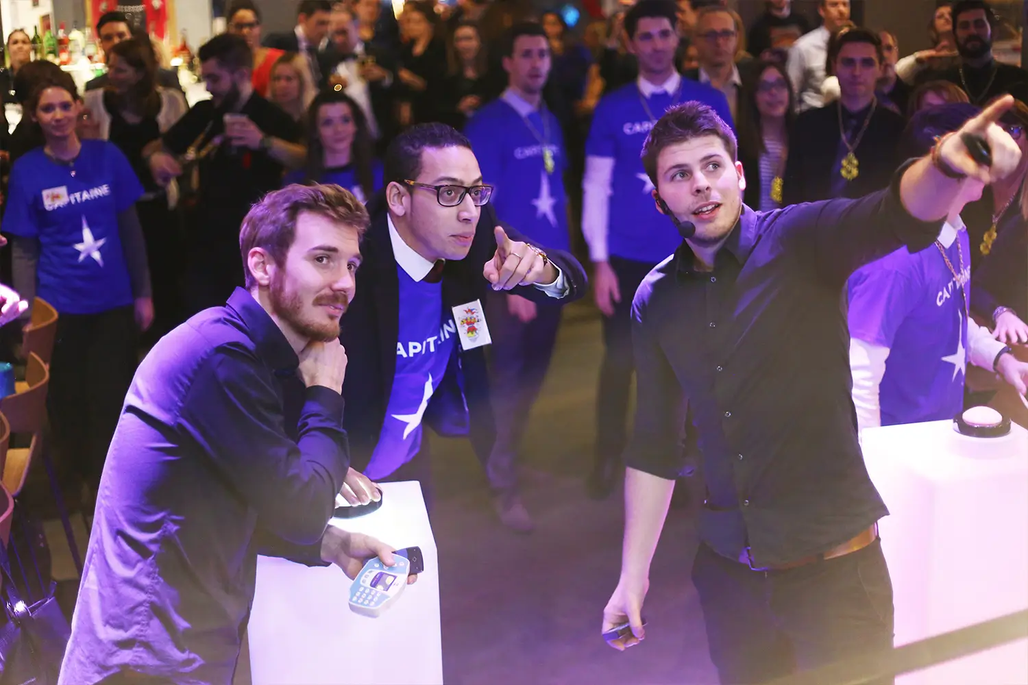 Participants à un afterwork d'entreprises sur Lyon, avec des intervenants interagissant et pointant des éléments sur scène.