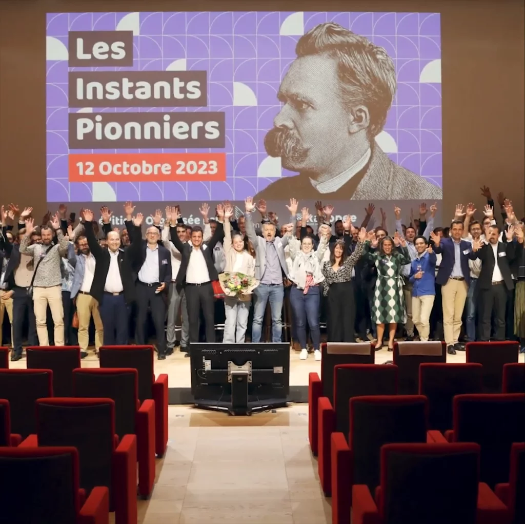 Groupe d'entrepreneurs et de participants lors de l'événement 'Les Instants Pionniers' au SMA BTP, Paris.