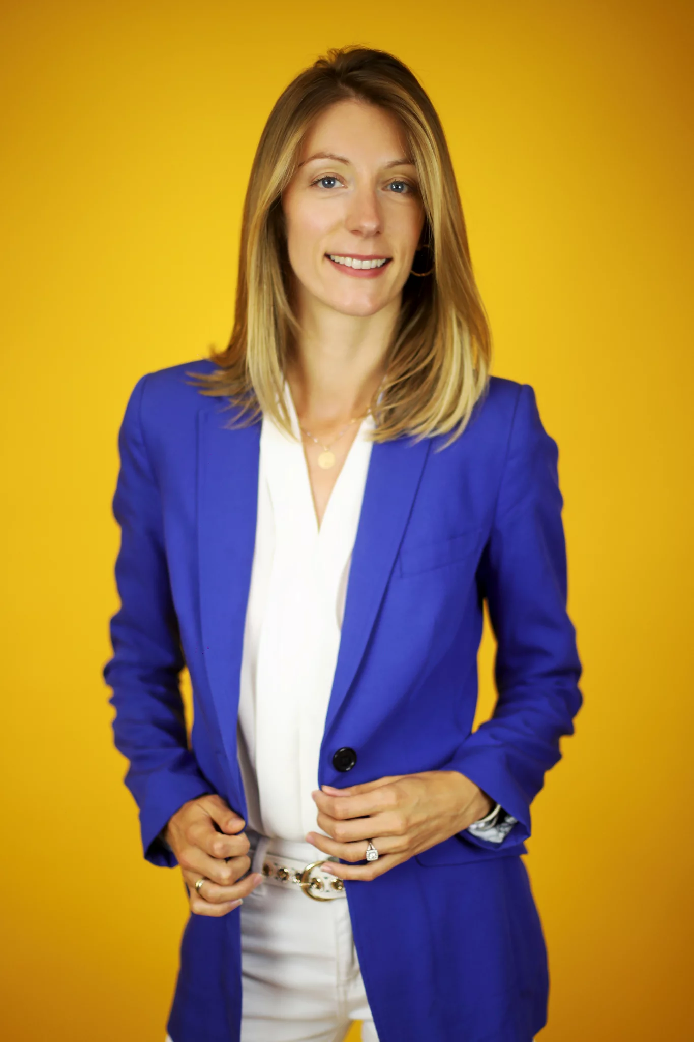 Portrait photo studio corporate sur fond jaune Portrait de Laure Lange, docteure en philosophie pratique, avec un fond jaune.