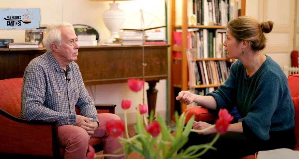 Diane Dupré La Tour et Alain Caille en train de discuter lors d'une interview, assis dans un cadre chaleureux avec des livres en arrière-plan.