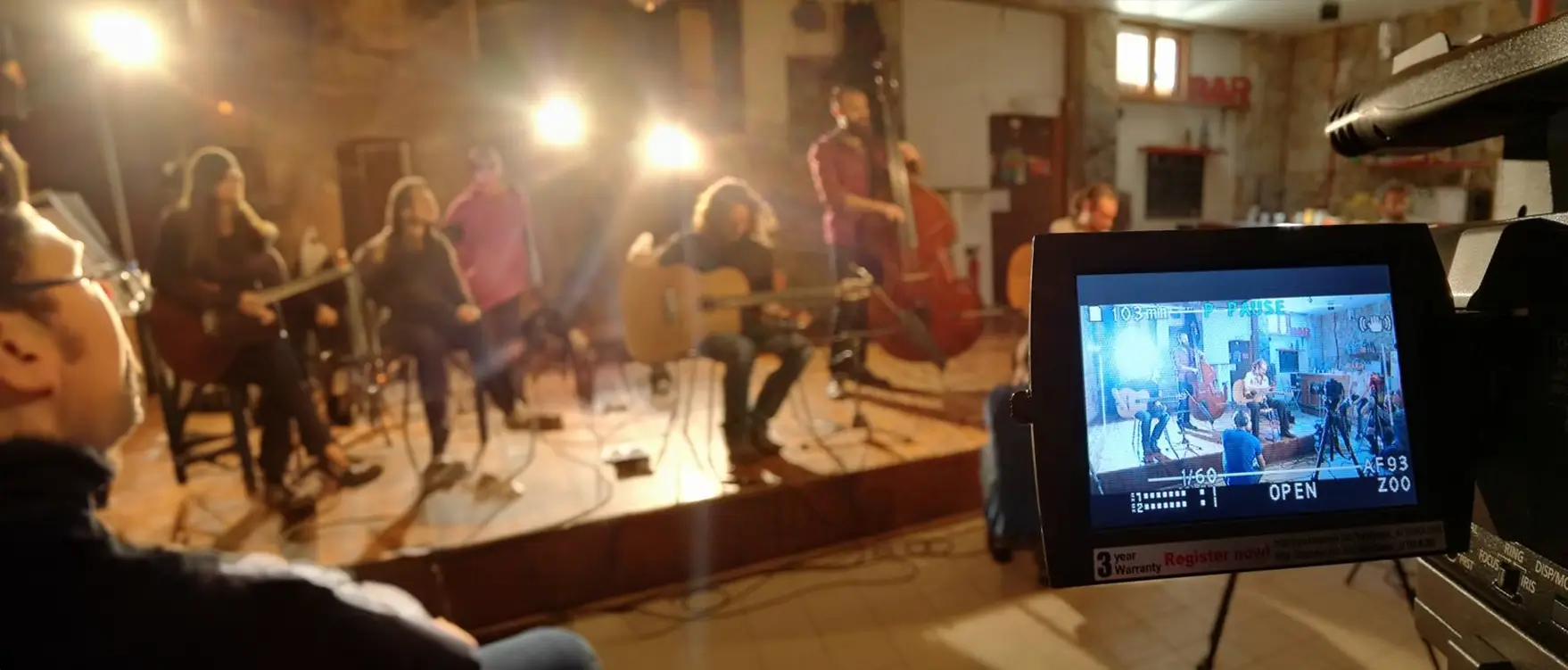 Une captation vidéo d'un concert live du groupe de musique folk Carbàn au centre culturel 6ᵉ Continent à Lyon, réalisée par l'agence Les FasCinés Production.
