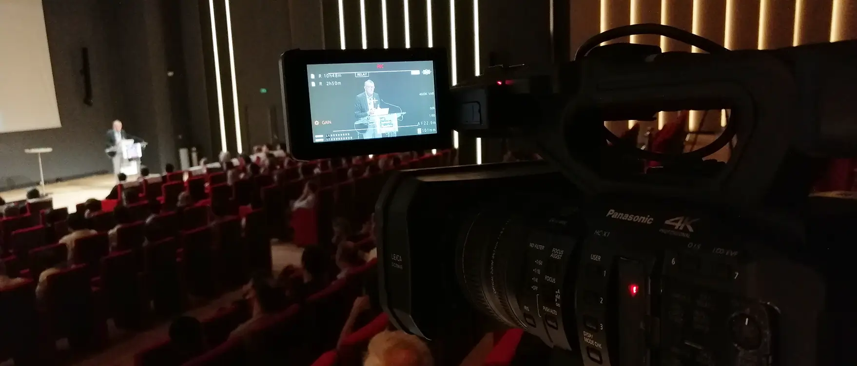 Caméra capturant une conférence lors de l'événement "Les Instants Pionniers" organisé par Cygogn et Kanopee, dans les locaux de SMA BTP à Paris le 12 octobre 2023.