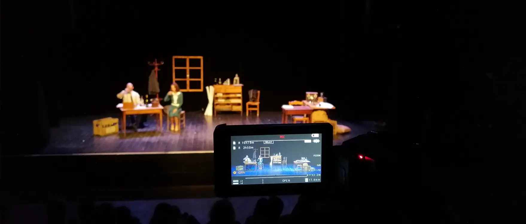 Scène d'une pièce de théâtre intitulée Au bout de la Ligne d'Alix Balardelle, interprétée par la troupe lyonnaise TOUS AU BALCON à la salle Jack Jack de Bron, capturée par Les FasCinés Production.