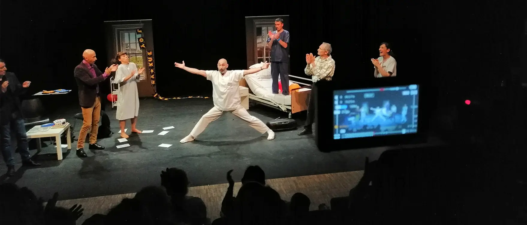 Scène finale de la pièce de théâtre "Entre Deux", interprétée par la troupe lyonnaise ART EN BOITE à la MJC Monplaisir, capturée lors d'une captation vidéo réalisée par Les FasCinés Production.