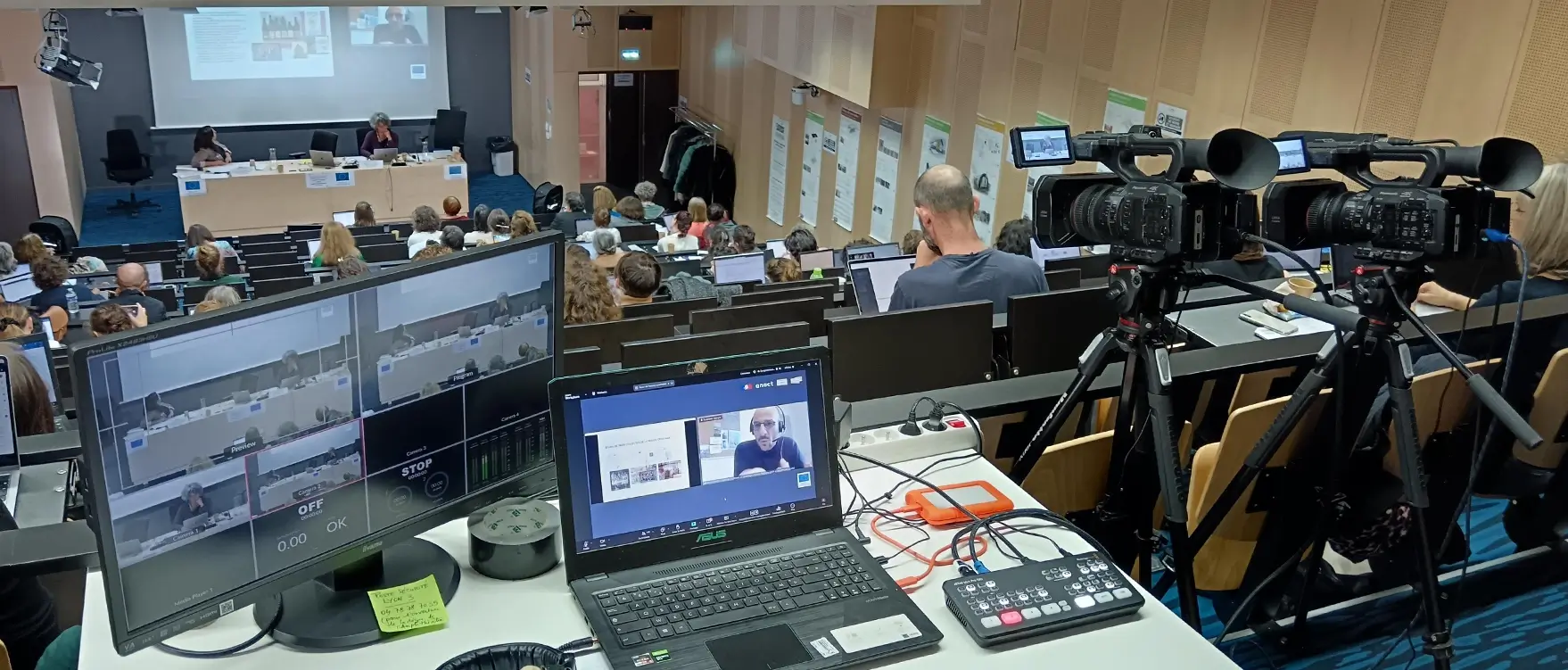 Captation vidéo live multi-caméras pour l'Anact à Lyon Captation vidéo live en multi-caméras pour l'Anact à Lyon, avec prise de vue de l'écran de contrôle et des caméras en action lors d'un événement.