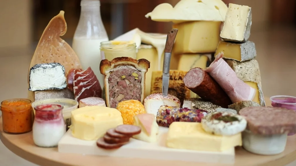 Plateau de fromages, charcuteries et produits laitiers mettant en avant des spécialités gastronomiques lors du Concours International de Lyon 2025 – Cheese, Dairy Products and Charcuterie.