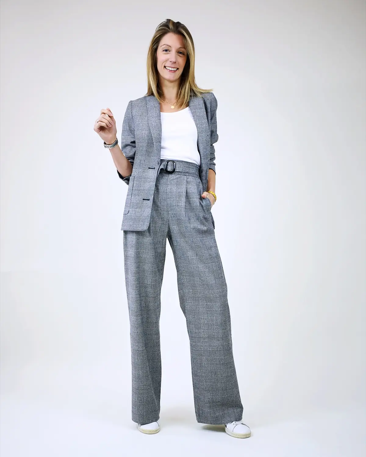 Photo corporate sur fond blanc avec Laura Lange