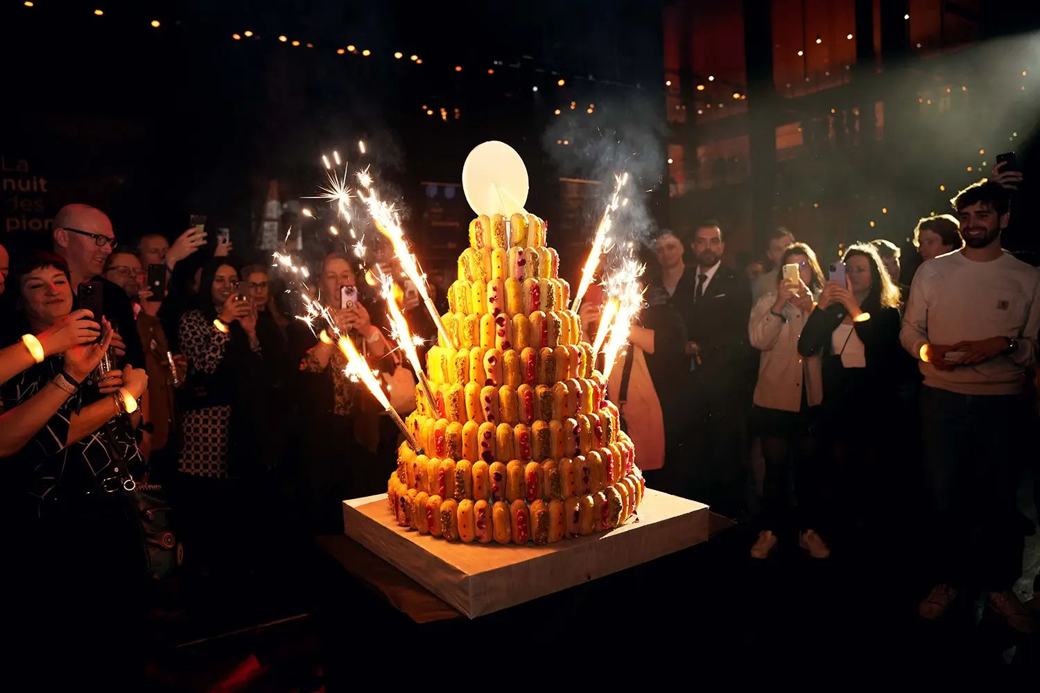Centenaire de TotalEnergies – gâteau Gâteau illuminé de cierges scintillants devant les invités du centenaire de TotalEnergies à Lyon