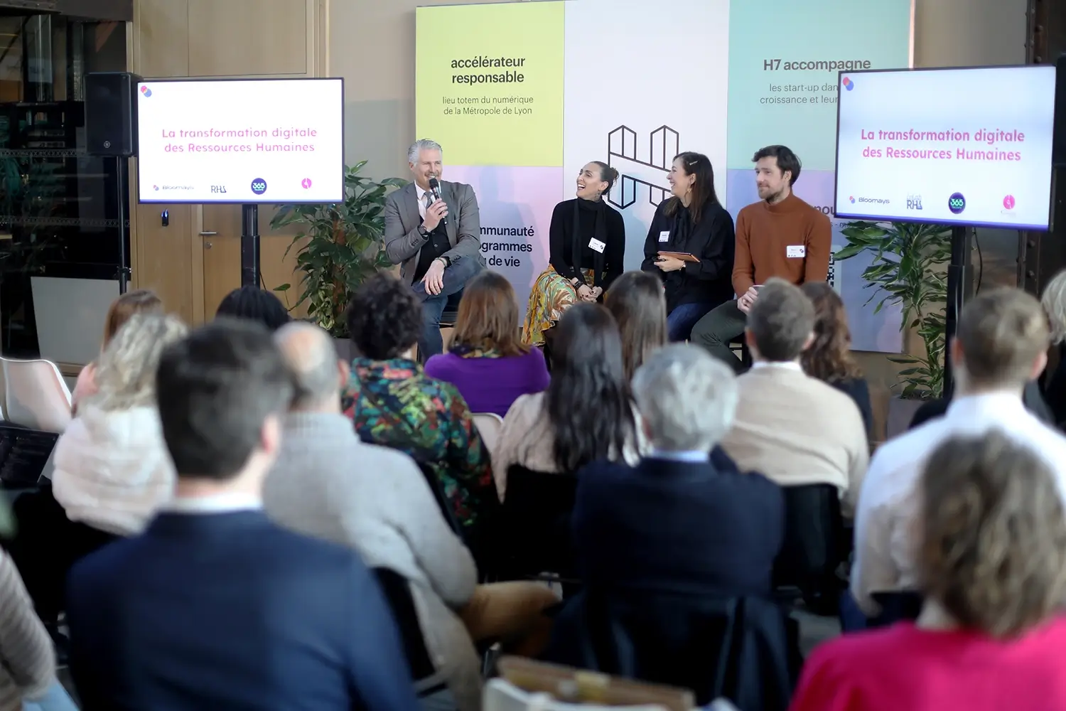 Conférence Bloomays – intervenants et public Table ronde Bloomays devant le public lors d’une conférence professionnelle au H7 à Lyon