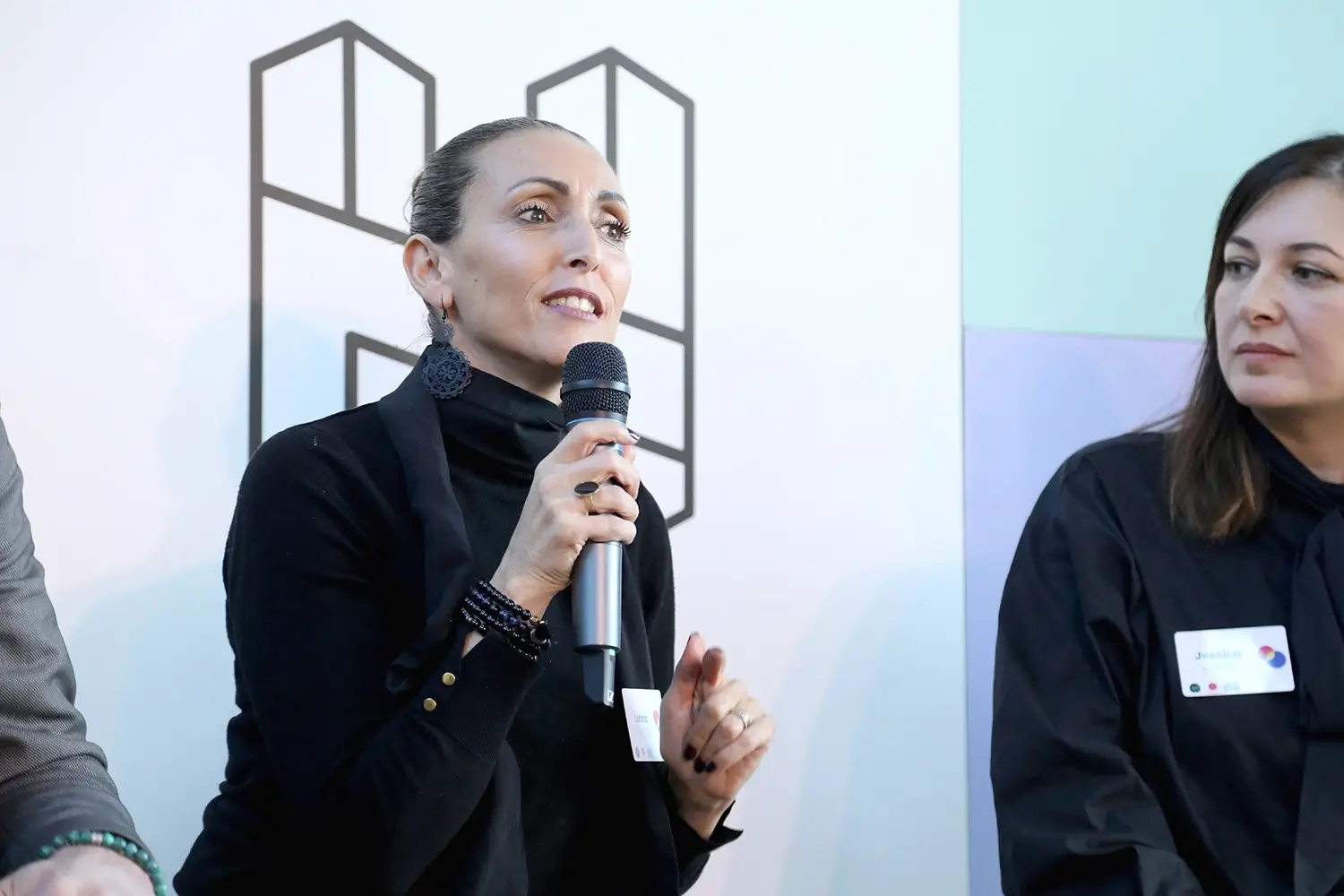 Conférence Bloomays – prise de parole Une intervenante prend la parole au micro pendant la conférence Bloomays au H7 à Lyon