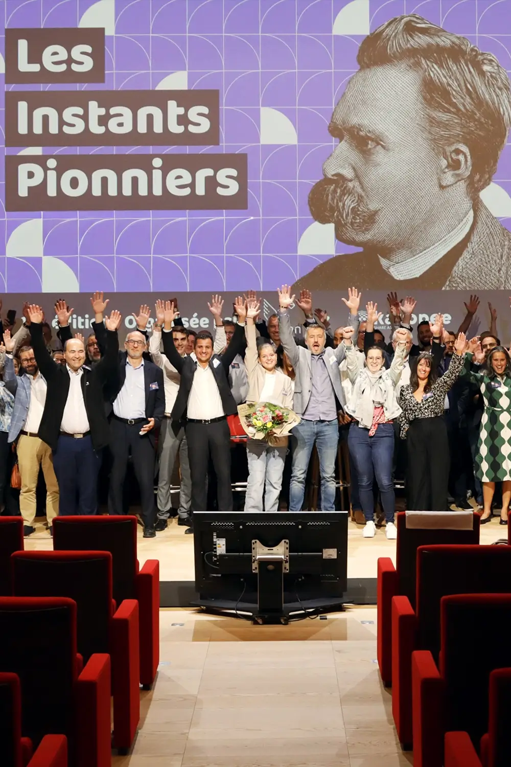 Groupe de participants réuni sur scène lors des Instants Pionniers