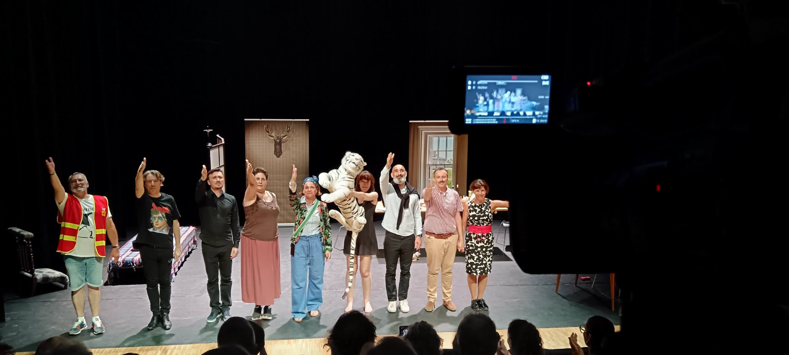 Captation de théâtre à la MJC Monplaisir à Lyon Comédiens saluant le public à la MJC Monplaisir à Lyon, avec une caméra de captation au premier plan.