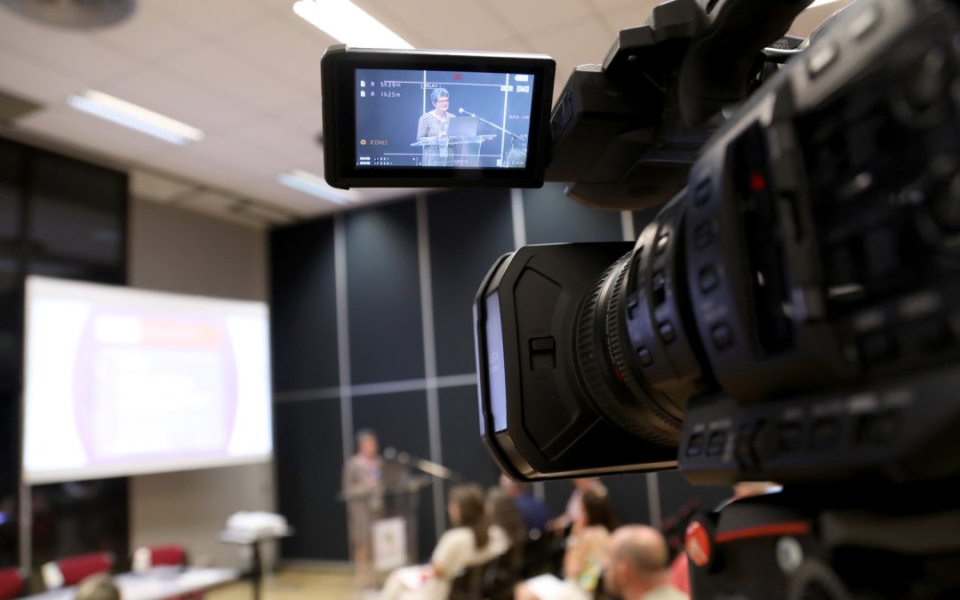 Caméra filmant une intervenante au pupitre lors du symposium Brothier à Beaune.