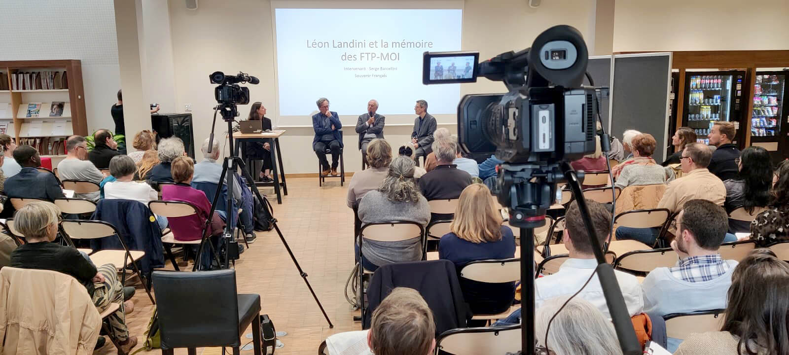Captation multicaméra d’une table ronde du Souvenir Français à l’ENS de Lyon Deux caméras filmant les intervenants d’une table ronde du Souvenir Français devant le public à l’ENS de Lyon.